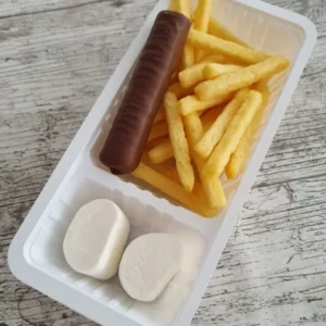 Frietbakje met hamburger of frikandel