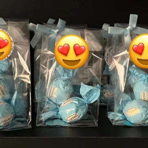Pralines in stazakje met sticker en confetti