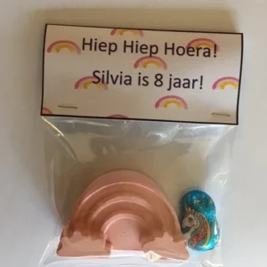 traktatie stoepkrijt regenboog met label